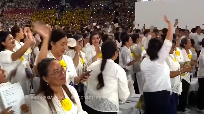 Seorang pastor asal India bernama Arockia Viknesh Thanislaus  mengikuti Misa Akbar bersama Paus Fransiskus di Stadion Utama Gelora Bung Karno, Senayan, Jakarta Pusat, Kamis (5/9/2024). (Tangkapan Layar Youtube)