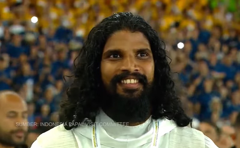 Seorang pastor asal India bernama Arockia Viknesh Thanislaus mengikuti Misa Akbar bersama Paus Fransiskus di Stadion Utama Gelora Bung Karno, Senayan, Jakarta Pusat, Kamis (5/9/2024). (Tangkapan Layar Youtube) Seorang pastor asal India bernama Arockia Viknesh Thanislaus mengikuti Misa Akbar bersama Paus Fransiskus di Stadion Utama Gelora Bung Karno, Senayan, Jakarta Pusat, Kamis (5/9/2024). (Tangkapan Layar Youtube)