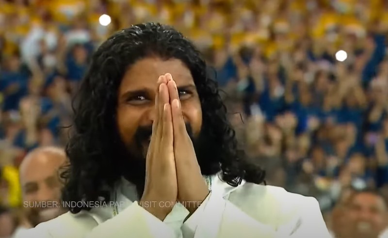 Seorang pastor asal India bernama Arockia Viknesh Thanislaus mengikuti Misa Akbar bersama Paus Fransiskus di Stadion Utama Gelora Bung Karno, Senayan, Jakarta Pusat, Kamis (5/9/2024). (Tangkapan Layar Youtube) Seorang pastor asal India bernama Arockia Viknesh Thanislaus mengikuti Misa Akbar bersama Paus Fransiskus di Stadion Utama Gelora Bung Karno, Senayan, Jakarta Pusat, Kamis (5/9/2024). (Tangkapan Layar Youtube)