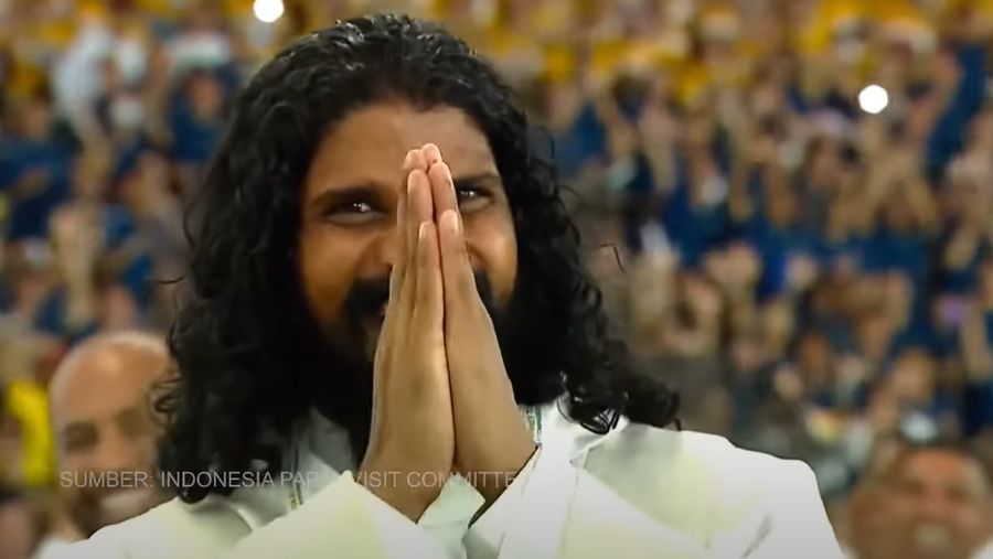 Seorang pastor asal India bernama Arockia Viknesh Thanislaus  mengikuti Misa Akbar bersama Paus Fransiskus di Stadion Utama Gelora Bung Karno, Senayan, Jakarta Pusat, Kamis (5/9/2024). (Tangkapan Layar Youtube)
