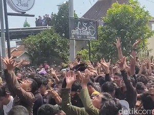 Heboh Bos Batik Pekalongan Sebar Duit Rp 35 Juta, Warga Berebut hingga Pingsan