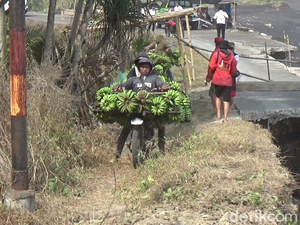 Warga Lumajang Nekat Lintasi Jalan Ambles Imbas Abrasi Pantai Rowopandan