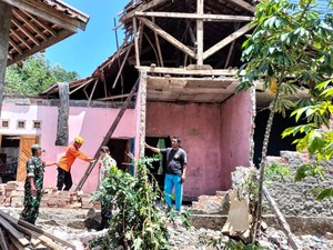 1 Rumah Ambruk di Tegalbuleud Sukabumi Akibat Gempa