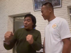 Gaya Jenaka Komeng Beri Dukungan untuk Daud Yordan