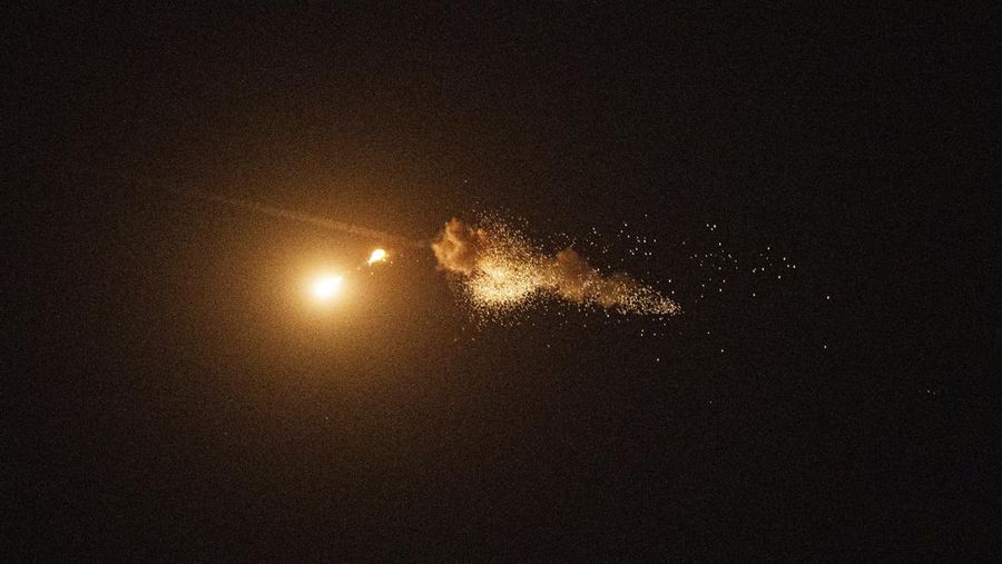 Pertahanan udara Ukraina mencegat pesawat nirawak Shahed di udara selama serangan udara Rusia di ibu kota Kyiv, Ukraina, Sabtu, 7 September 2024. (Foto AP/Evgeniy Maloletka)