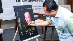 Bamsoet Puji Peluncuran Buku Kepedihan Berbuah Senayan Karya Darul Siska