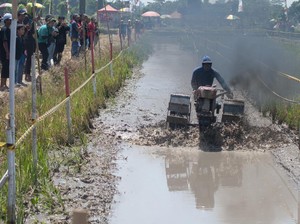 Seru! Ketika Petani-petani Balap Traktor di Klaten