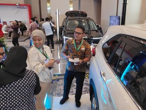 Pengunjung Hub Space 2024 Penasaran Mobil yang Dipakai Paus-Jokowi