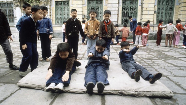 Chinese children to sit ups outside their school building on the Shamian Island, formerly the foreign district of Canton in 1979. (AP Photo/Neal Ulevich)