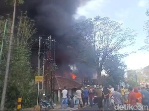 Kebakaran Gudang Plastik di Purwosari Sempat Merembet ke Rumah Warga