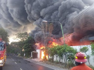 Gudang Plastik di Purwosari Pasuruan Terbakar, Warga Sekitar Dievakuasi
