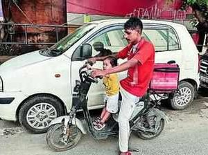 Demi Anak, Ayah Ini Tempuh Puluhan Kilometer Jadi Kurir Makanan