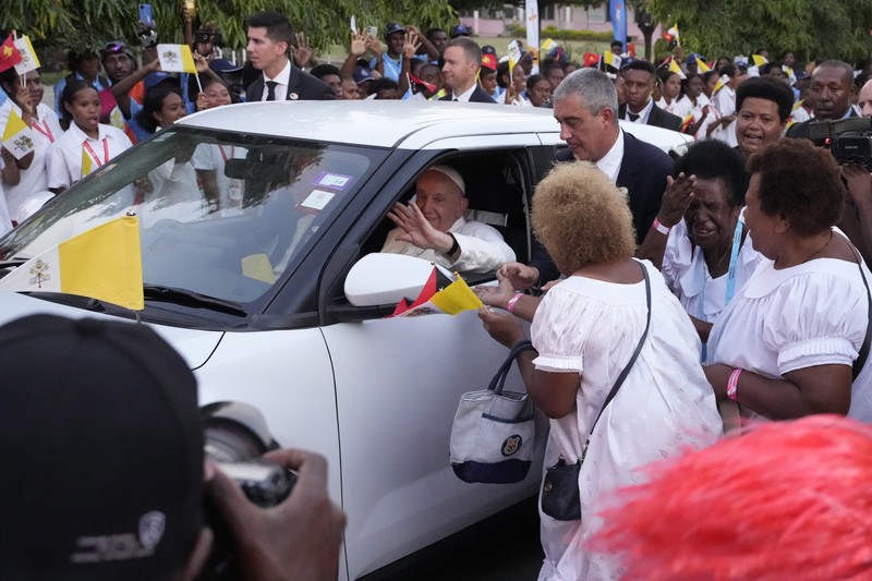 POPE-ASIA/PAPUA-ARRIVAL Pope Francis rides in a car after landing at Port Moresby Jackson International Airport, in Port Moresby, Papua New Guinea, September 6, 2024. REUTERS/Guglielmo Mangiapane
