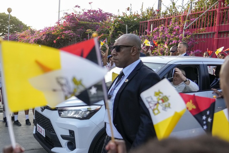 POPE-ASIA/PAPUA-ARRIVAL Pope Francis rides in a car after landing at Port Moresby Jackson International Airport, in Port Moresby, Papua New Guinea, September 6, 2024. REUTERS/Guglielmo Mangiapane