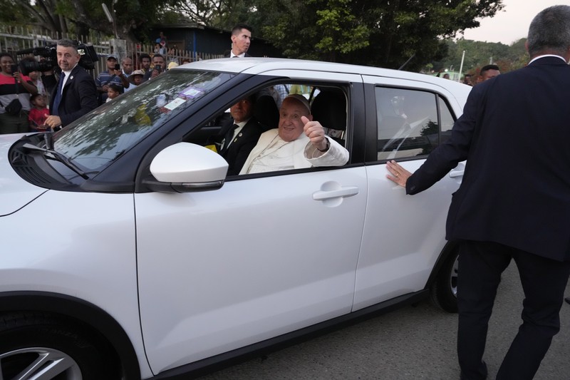 POPE-ASIA/PAPUA-ARRIVAL Pope Francis rides in a car after landing at Port Moresby Jackson International Airport, in Port Moresby, Papua New Guinea, September 6, 2024. REUTERS/Guglielmo Mangiapane