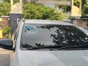 Viral Pemobil Dilempar Paving Orang Misterius di Kanyen Pati, Polisi Buru Pelaku