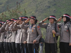 Bendera Merah Putih Berkibar di Puncak Gunung Pundak Mojokerto