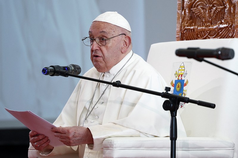 POPE-ASIA/PAPUA Pope Francis greets Indigenous people on the day of a meeting with authorities, civil society and the diplomatic corps at APEC Haus, in Port Moresby, Papua New Guinea, September 7, 2024. REUTERS/Guglielmo Mangiapane TPX IMAGES OF THE DAY