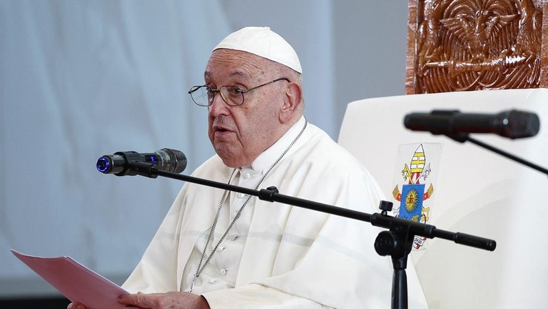 Pope Francis greets Indigenous people on the day of a meeting with authorities, civil society and the diplomatic corps at APEC Haus, in Port Moresby, Papua New Guinea, September 7, 2024. REUTERS/Guglielmo Mangiapane     TPX IMAGES OF THE DAY