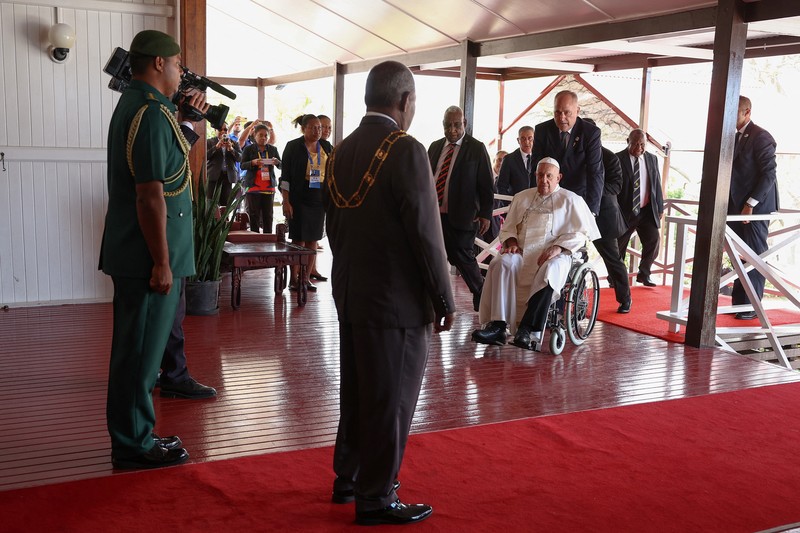 POPE-ASIA/PAPUA Pope Francis greets Indigenous people on the day of a meeting with authorities, civil society and the diplomatic corps at APEC Haus, in Port Moresby, Papua New Guinea, September 7, 2024. REUTERS/Guglielmo Mangiapane TPX IMAGES OF THE DAY