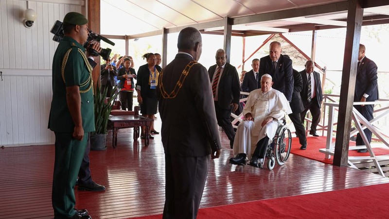 Pope Francis greets Indigenous people on the day of a meeting with authorities, civil society and the diplomatic corps at APEC Haus, in Port Moresby, Papua New Guinea, September 7, 2024. REUTERS/Guglielmo Mangiapane     TPX IMAGES OF THE DAY