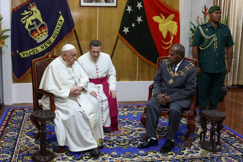 POPE-ASIA/PAPUA Pope Francis greets Indigenous people on the day of a meeting with authorities, civil society and the diplomatic corps at APEC Haus, in Port Moresby, Papua New Guinea, September 7, 2024. REUTERS/Guglielmo Mangiapane TPX IMAGES OF THE DAY