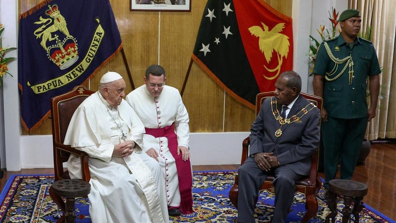 Pope Francis greets Indigenous people on the day of a meeting with authorities, civil society and the diplomatic corps at APEC Haus, in Port Moresby, Papua New Guinea, September 7, 2024. REUTERS/Guglielmo Mangiapane     TPX IMAGES OF THE DAY