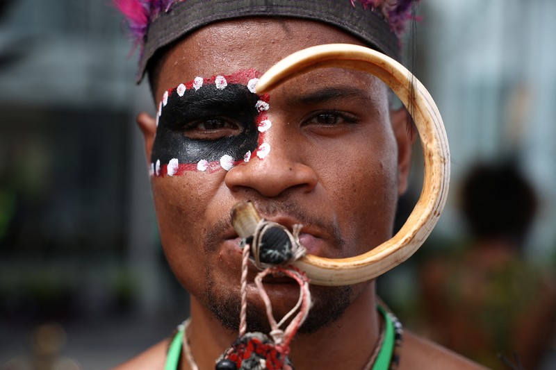 POPE-ASIA/PAPUA Pope Francis greets Indigenous people on the day of a meeting with authorities, civil society and the diplomatic corps at APEC Haus, in Port Moresby, Papua New Guinea, September 7, 2024. REUTERS/Guglielmo Mangiapane TPX IMAGES OF THE DAY