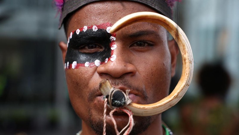 Pope Francis greets Indigenous people on the day of a meeting with authorities, civil society and the diplomatic corps at APEC Haus, in Port Moresby, Papua New Guinea, September 7, 2024. REUTERS/Guglielmo Mangiapane     TPX IMAGES OF THE DAY