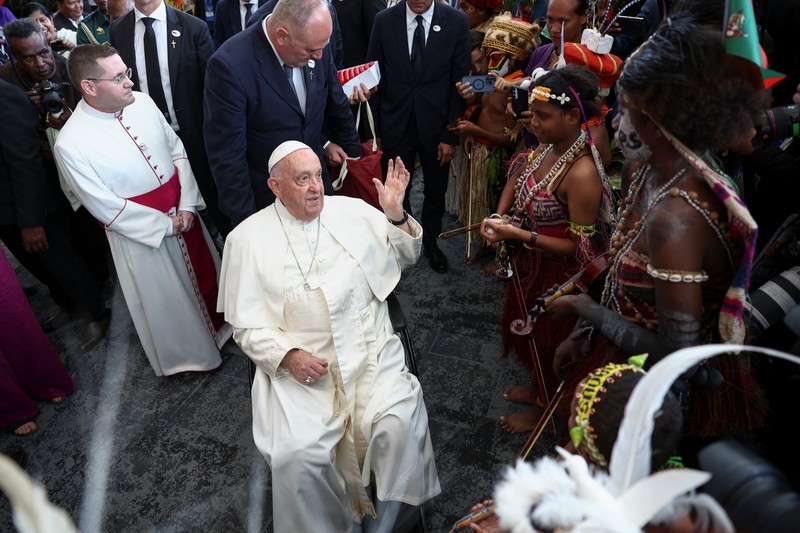 POPE-ASIA/PAPUA Pope Francis greets Indigenous people on the day of a meeting with authorities, civil society and the diplomatic corps at APEC Haus, in Port Moresby, Papua New Guinea, September 7, 2024. REUTERS/Guglielmo Mangiapane TPX IMAGES OF THE DAY