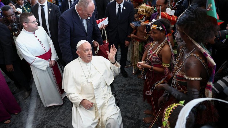 Pope Francis greets Indigenous people on the day of a meeting with authorities, civil society and the diplomatic corps at APEC Haus, in Port Moresby, Papua New Guinea, September 7, 2024. REUTERS/Guglielmo Mangiapane     TPX IMAGES OF THE DAY