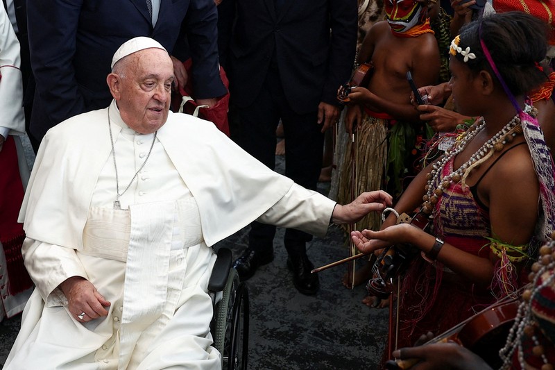 POPE-ASIA/PAPUA Pope Francis greets Indigenous people on the day of a meeting with authorities, civil society and the diplomatic corps at APEC Haus, in Port Moresby, Papua New Guinea, September 7, 2024. REUTERS/Guglielmo Mangiapane TPX IMAGES OF THE DAY