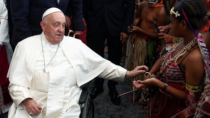 Pope Francis greets Indigenous people on the day of a meeting with authorities, civil society and the diplomatic corps at APEC Haus, in Port Moresby, Papua New Guinea, September 7, 2024. REUTERS/Guglielmo Mangiapane TPX IMAGES OF THE DAY
