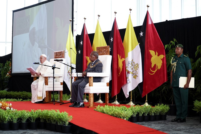 Pope Francis greets Indigenous people on the day of a meeting with authorities, civil society and the diplomatic corps at APEC Haus, in Port Moresby, Papua New Guinea, September 7, 2024. REUTERS/Guglielmo Mangiapane     TPX IMAGES OF THE DAY