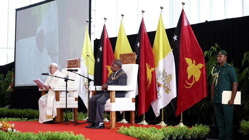 Pope Francis greets Indigenous people on the day of a meeting with authorities, civil society and the diplomatic corps at APEC Haus, in Port Moresby, Papua New Guinea, September 7, 2024. REUTERS/Guglielmo Mangiapane     TPX IMAGES OF THE DAY