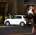 Potret Paus Fransiskus Naik Toyota Raize di Papua Nugini
