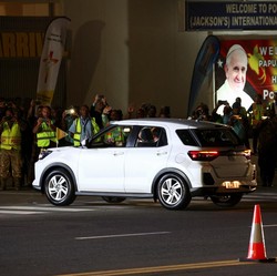 Potret Paus Fransiskus Naik Toyota Raize di Papua Nugini