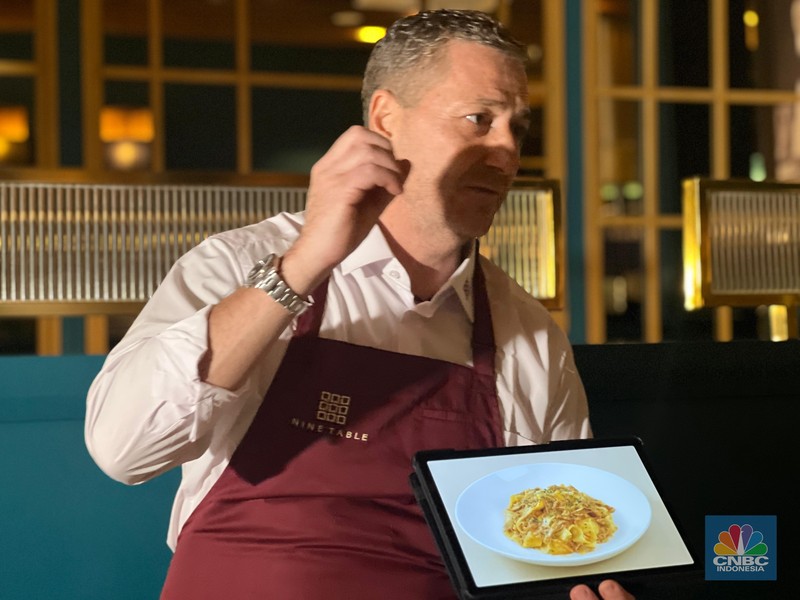 Roberto Fiorini, juru masak untuk Paus Fransiskus saat berkunjung ke Indonesia. Roberto Fiorini, juru masak untuk Paus Fransiskus saat berkunjung ke Indonesia. (CNBC Indonesia/Muhammad Fakhriansyah)