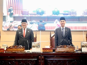 Sekda Sampaikan Jawaban Terkait Raperda APBD 2025 di Rapat Paripurna DPRD Sumsel