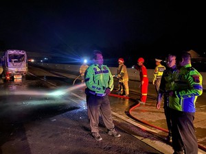 Mobil Elf Sarat Penumpang Terbakar di Tol Boyolali