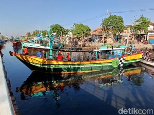Puluhan Kapal Nelayan Rusak Terkena Batu di Pelabuhan Pasuruan