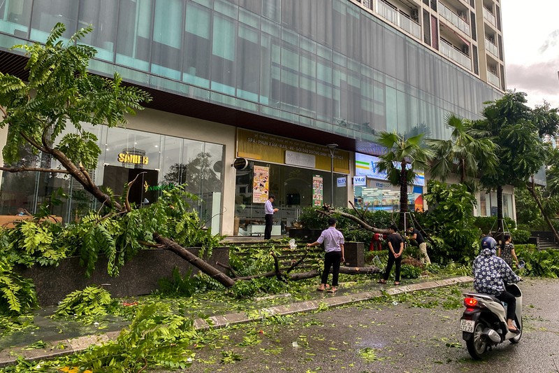 Seorang pria berjalan melewati daerah yang hancur akibat dampak Topan Yagi, di Hanoi, Vietnam, 8 September 2024. Seorang pria berjalan melewati daerah yang hancur akibat dampak Topan Yagi, di Hanoi, Vietnam, 8 September 2024. (REUTERS/Thinh Nguyen)