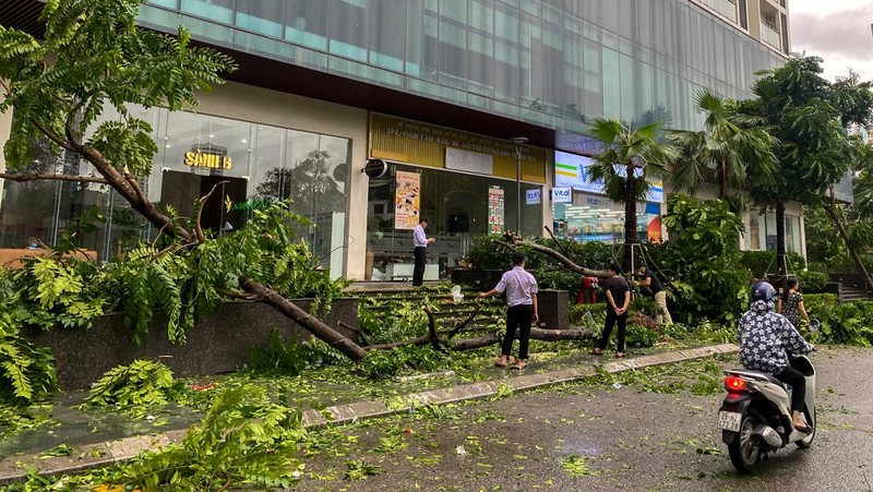 Seorang pria berjalan melewati daerah yang hancur akibat dampak Topan Yagi, di Hanoi, Vietnam, 8 September 2024. (REUTERS/Thinh Nguyen)