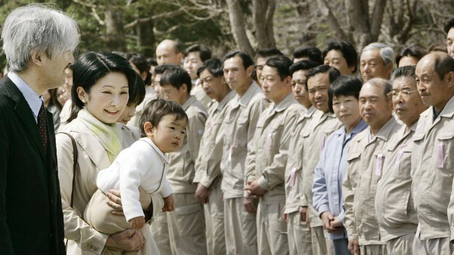 Pangeran Jepang Akishino, kiri, dan istrinya Putri Kiko, menggendong putra mereka Pangeran Hisahito, disambut oleh staf peternakan kekaisaran di Takanezawa, utara Tokyo, 28 Maret 2008. (AP Photo/Koji Sasahara/File Foto)