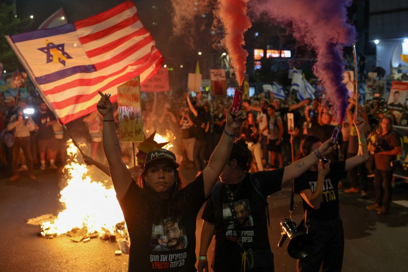 Para demonstran berkumpul di sekitar api unggun selama demonstrasi menentang pemerintahan Perdana Menteri Israel Benjamin Netanyahu dan menyerukan pembebasan sandera di Gaza, di tengah konflik Israel-Hamas, di Tel Aviv, Israel, 7 September 2024. Para demonstran berkumpul di sekitar api unggun selama demonstrasi menentang pemerintahan Perdana Menteri Israel Benjamin Netanyahu dan menyerukan pembebasan sandera di Gaza, di tengah konflik Israel-Hamas, di Tel Aviv, Israel, 7 September 2024. (REUTERS/Florion Goga)
