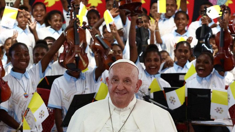 Para siswa berpose dengan para siswa di Sekolah Humaniora Holy Trinity selama kunjungan Paus Fransiskus, di Baro, dekat Vanimo, Papua Nugini, 8 September 2024. (REUTERS/Guglielmo Mangiapane)