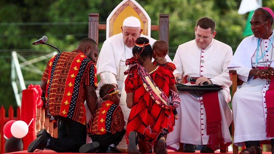 Paus Fransiskus bertemu dengan umat beriman keuskupan Vanimo di lapangan terbuka di depan Katedral Salib Suci di Vanimo, Papua Nugini, 8 September 2024. (REUTERS/Guglielmo Mangiapane)