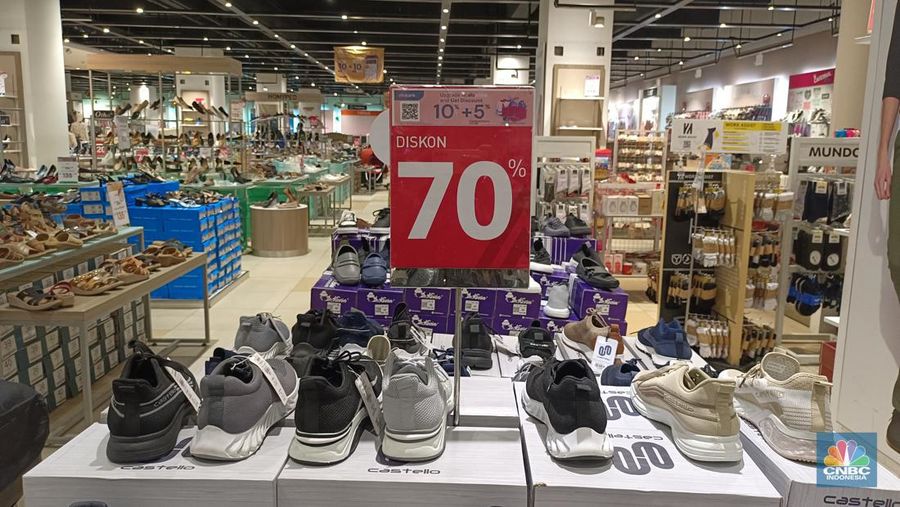 Pengunjung melihat sejumlah sepatu yang ditawarkan selama promo Transmart Full Day Sale di di Transmart Yasmin, Bogor, Minggu (8/9/2024). (CNBC Indonesia/Martyasari Rizky)