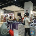 Pengunjung melihat sejumlah sepatu yang ditawarkan selama promo Transmart Full Day Sale di di Transmart Yasmin, Bogor, Minggu (8/9/2024). (CNBC Indonesia/Martyasari Rizky)