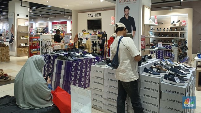 Biar Makin Stylish, Yuk Belanja Sepatu di Transmart Full Day Sale!